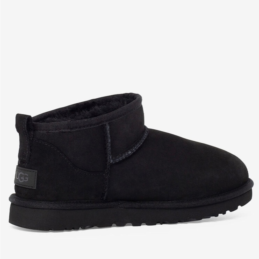 CLASSIC ULTRA MINI BOOTS IN BLACK